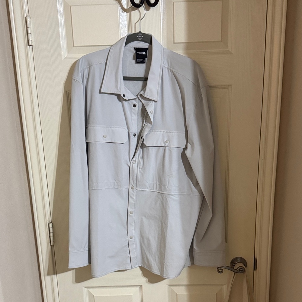 The North Face Light Gray Button-Front Shirt Jack… - image 1